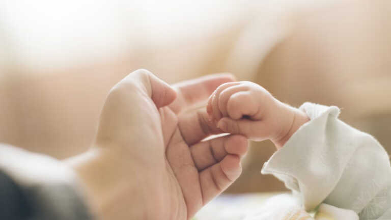 Mamma e vedova le cambiano il turno di lavoro, ma deve accudire il bimbo: «Discriminata»