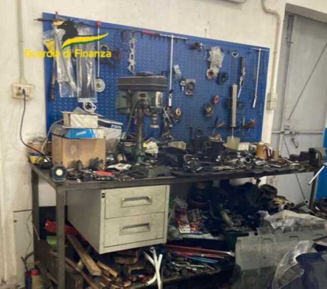 Galleria foto 'Scoperta un’officina abusiva a Palo del Colle: impiegava anche un operaio in nero' - foto 2
