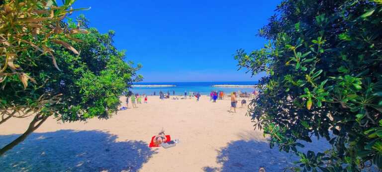 Bari si prepara all’arrivo dell’estate e le spiagge si affollano: Pane e pomodoro presa d’assalto