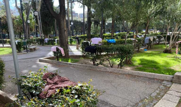Panni stesi ad asciugare al sole: a Bari piazza Umberto è preda del degrado