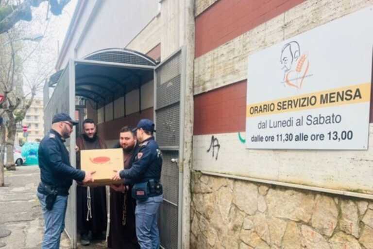 Foggia, la polizia dona alimenti ai bisognosi per preparare il pranzo di Pasqua
