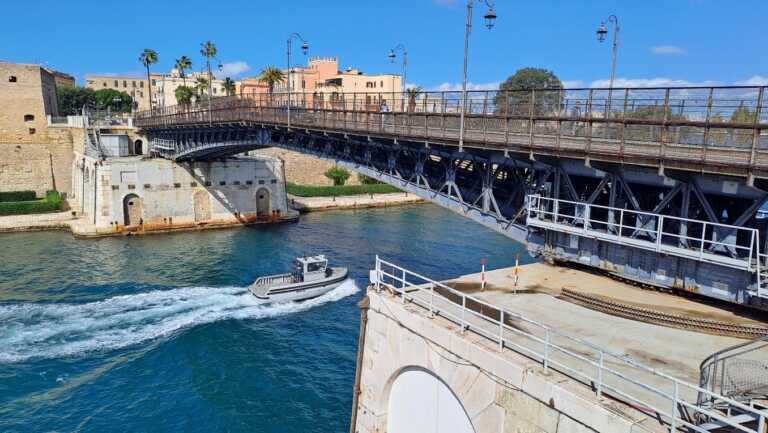 Taranto, tutto pronto per il restyling del ponte girevole: previste piste ciclabili e brt
