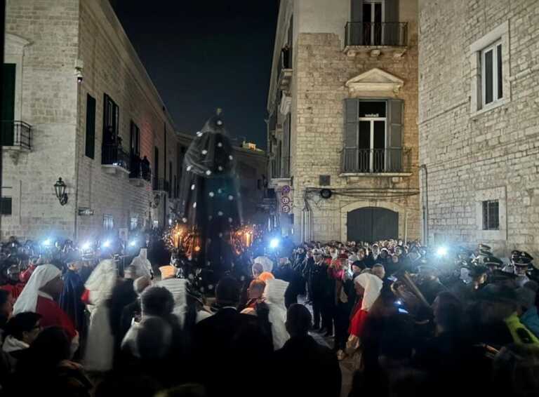 Trani, fischi durante la processione dell’Addolorata. Il sindaco striglia la movida: «Vergogna»