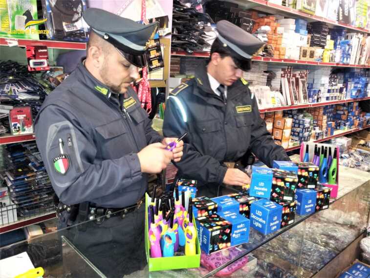 Controlli a tappeto nel Tarantino: sequestrati oltre 662mila prodotti pericolosi