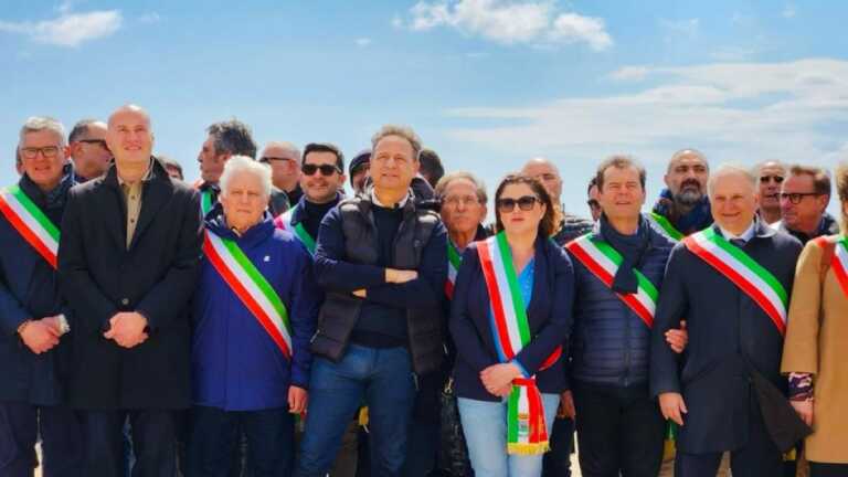 Galleria foto 'Eolico off shore, non si ferma la protesta nel Salento: «Un esercito pacifico per difendere il territorio»' - foto 1