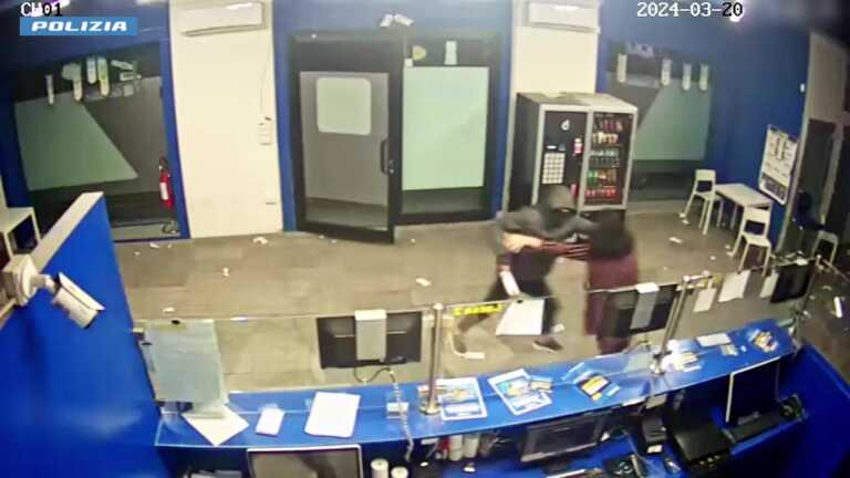 Armato di coltello rapina 6mila euro in un centro scommesse a Matera: arrestato un 29enne – VIDEO