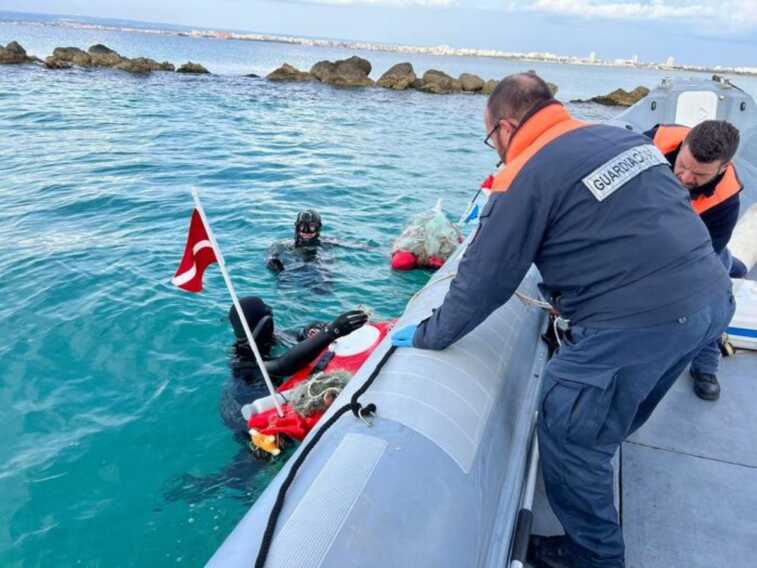 Taranto, rimossa una rete “fantasma” di un km a pochi metri dalla spiaggia di San Vito