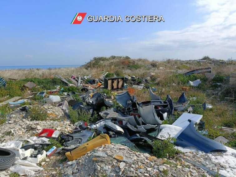 Rifiuti abbandonati lungo il litorale nord di Trani: sequestrate quattro aree demaniali