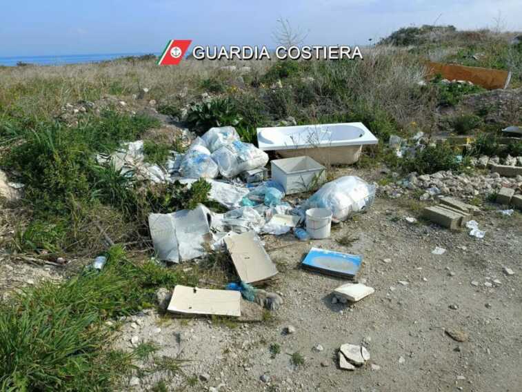 Galleria foto 'Rifiuti abbandonati lungo il litorale nord di Trani: sequestrate quattro aree demaniali' - foto 8