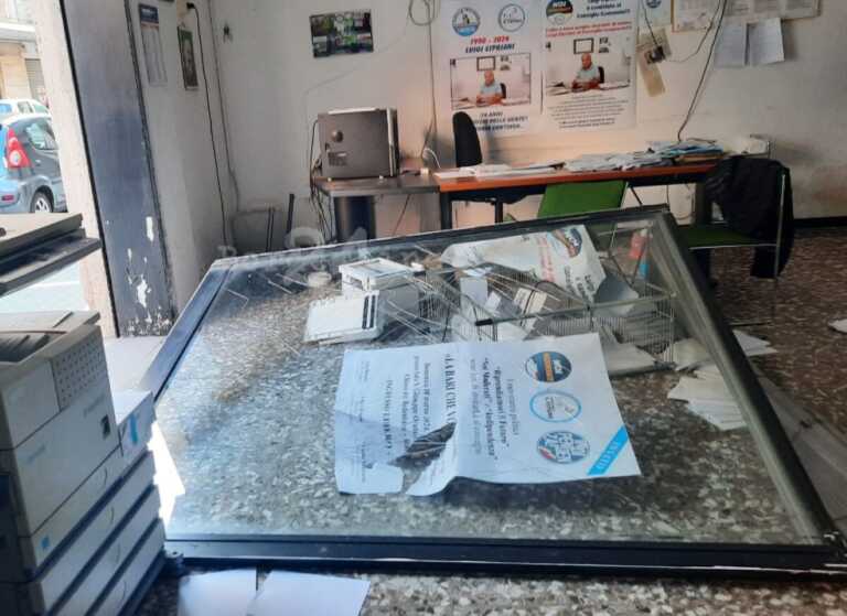 Bari, devastata la sede di “Riprendiamoci il futuro” al quartiere Libertà. Aggredito Cipriani