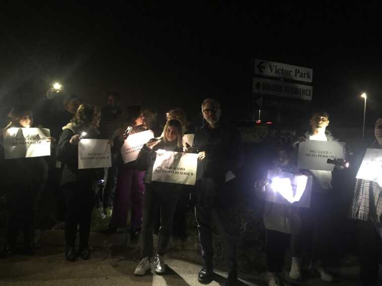 Torre a Mare, complanare ovest senza luce. «Qui a rischio 1.200 persone»