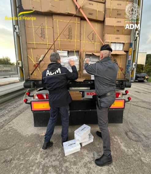 Bari, sequestrate 120mila scarpe introdotte illegalmente in Italia: sei denunce Bari, sequestrate 120mila scarpe introdotte illegalmente in Italia: sei denunce