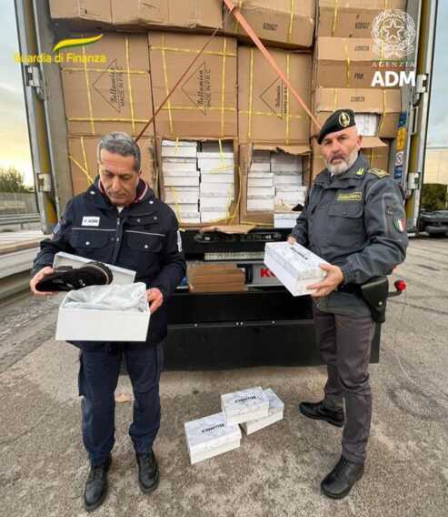 Bari, sequestrate 120mila scarpe introdotte illegalmente in Italia: sei denunce Bari, sequestrate 120mila scarpe introdotte illegalmente in Italia: sei denunce