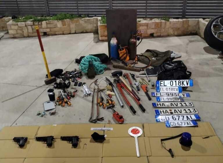 Andria, lanciano gasolio contro la polizia durante un inseguimento: malviventi in fuga