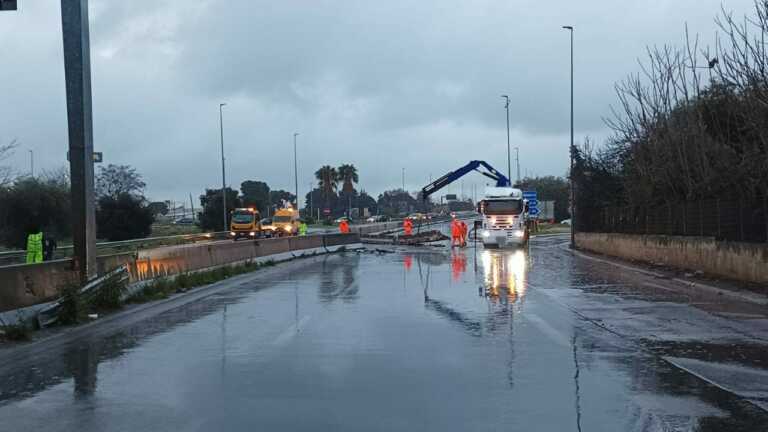Tir si ribalta sulla statale 100: strada chiusa per ore alle porte di Bari