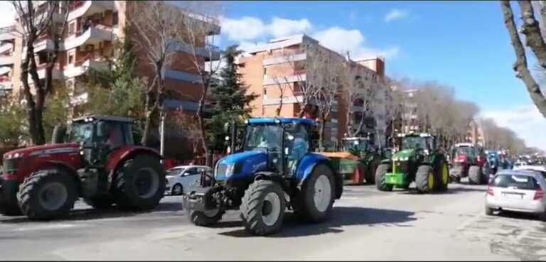 La protesta degli agricoltori: oltre 250 trattori in marcia da San Severo a Foggia – VIDEO