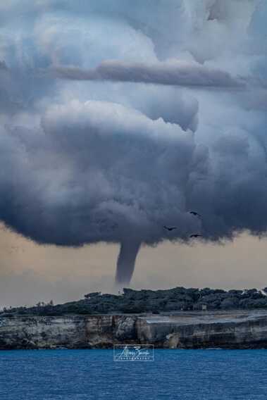 Sorpresa e un po’ di paura nel Salento: una tromba d’aria attraversa il Canale d’Otranto