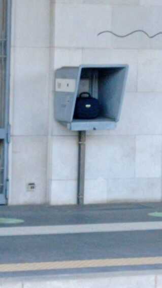 Galleria foto 'Allarme bomba a Trani: trovati un biglietto e una valigetta. Controlli anche in altre stazioni' - foto 3