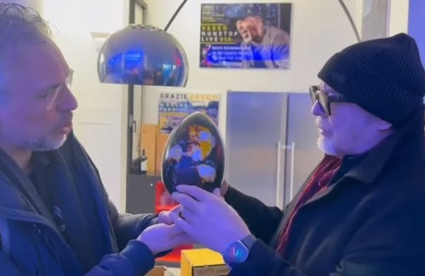 Da Giovinazzo la consegna a Vasco delle uova di Pasqua aerografate – VIDEO