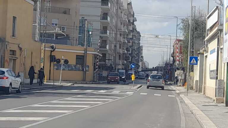 Bari, pedone investito da un’auto sui binari in via Oberdan: disagi alla circolazione ferroviaria