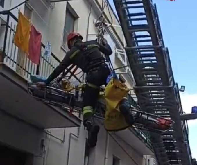 Cisternino, persona obesa soccorsa dai vigili del fuoco e affidata alle cure del 118