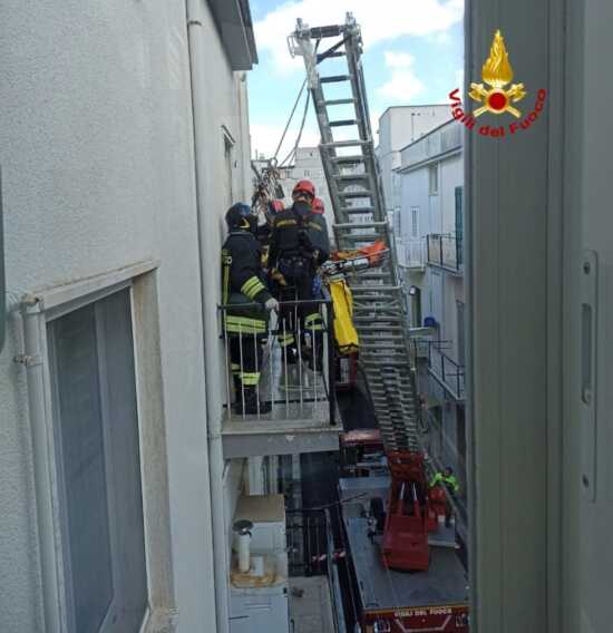 Galleria foto 'Cisternino, persona obesa soccorsa dai vigili del fuoco e affidata alle cure del 118' - foto 1