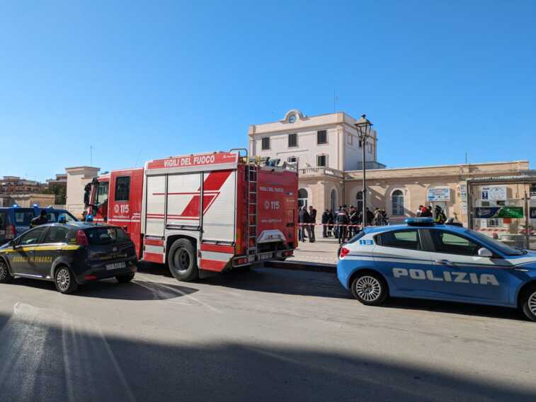 Allarme bomba a Trani: trovati un biglietto e una valigetta. Controlli anche in altre stazioni