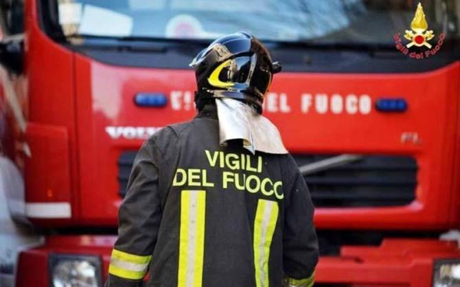 Ostuni, a fuoco tre auto nel parcheggio di un resort nel Brindisino: dolosa la natura dell’incendio