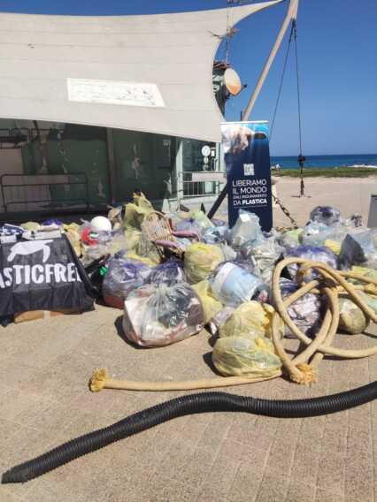 Galleria foto 'Bari, volontari e detenuti ripuliscono Pane e Pomodoro: raccolti 6 quintali di rifiuti – VIDEO' - foto 6