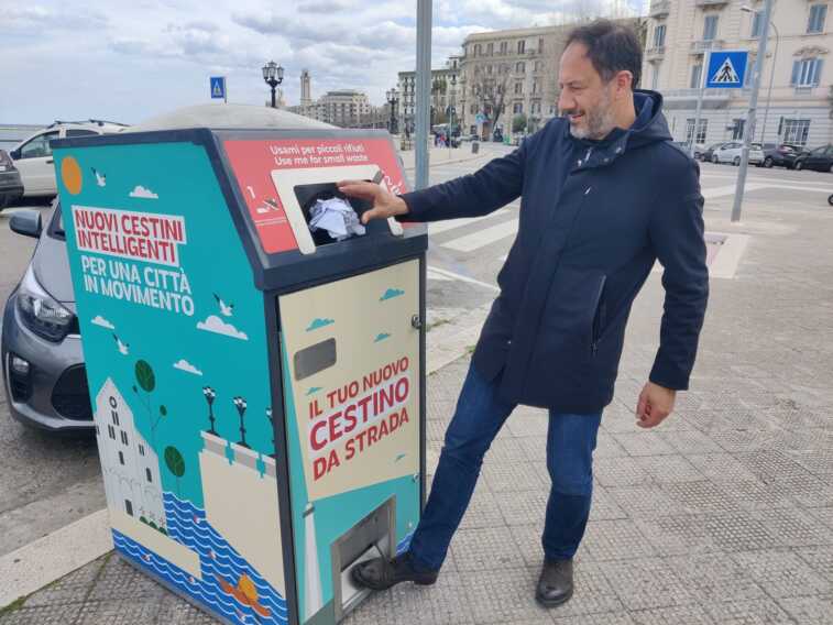Bari, in città arrivano i cestini intelligenti: installati i primi sei dispositivi green