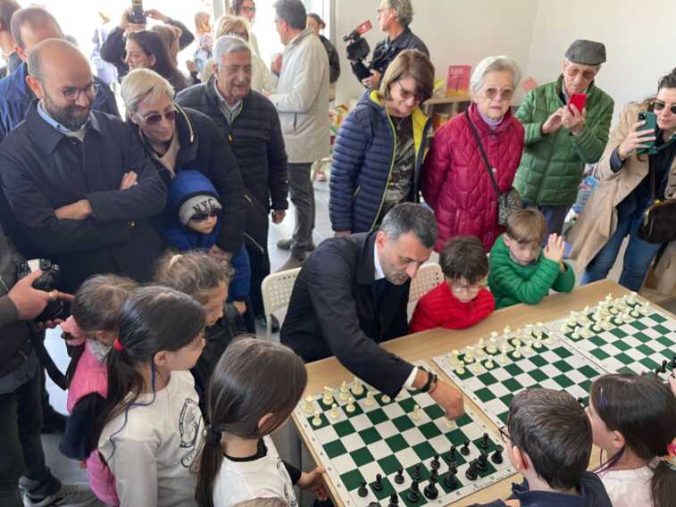 A Bari nasce Aquarius: una biblioteca di comunità. E Decaro festeggia ballando “Sinceramente” – VIDEO