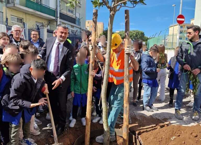 Bari, piantati i primi alberi nella corte di Don Bosco al San Paolo. Decaro: «Procede il progetto G124»