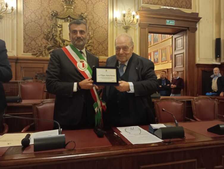 Bari, un riconoscimento per il ginecologo Filippo Boscia: «Un punto di riferimento importante»