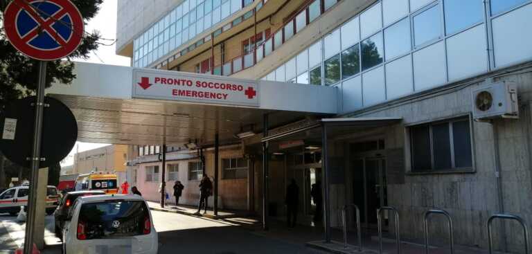 Tardano a dimettere il figlio: una donna aggredisce due infermieri del “Di Venere” a Bari