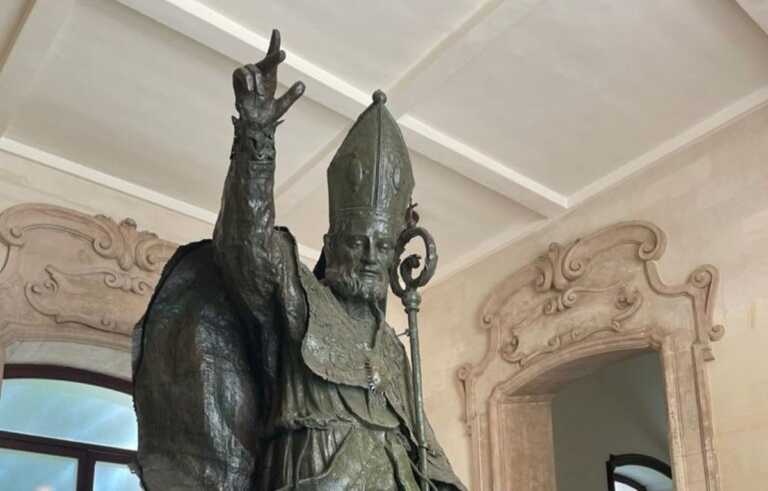 Lecce, torna sulla sua colonna la statua di Sant’Oronzo: le campane suonano a festa