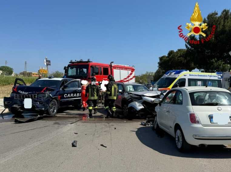 Brindisi, scontro tra un fuoristrada dei carabinieri e due auto: ricoverati due militari