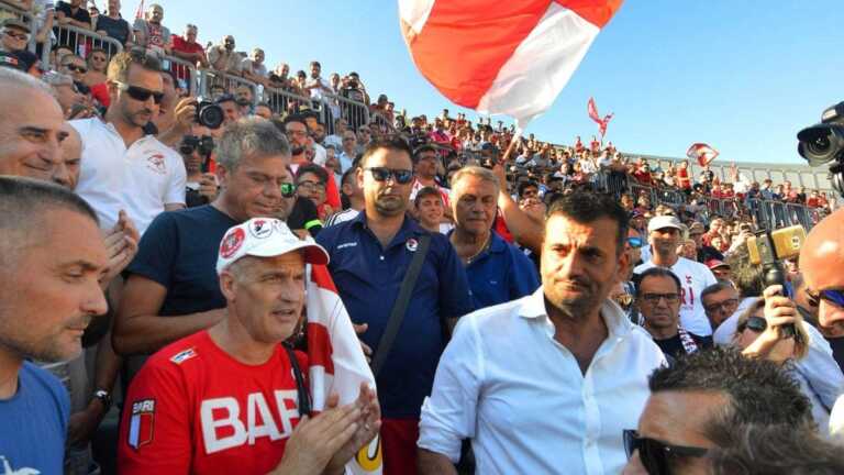 Bari, Decaro ai De Laurentiis: «Stagione disastrosa, incontrate i tifosi». E ai calciatori: «Metteteci l’anima»