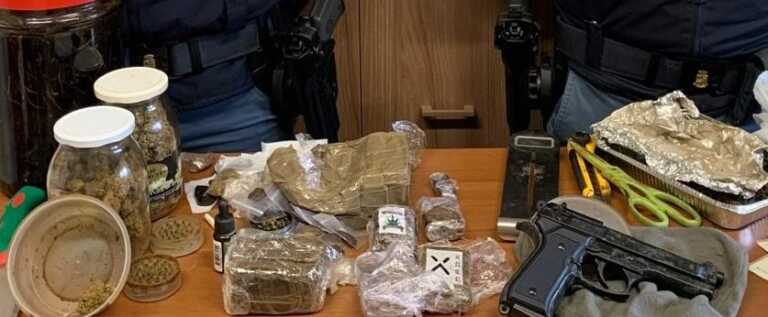 Lecce, coltivano marijuana e riciclano auto rubate nel campo rom Panareo: sequestrati 4chili di droga e una pistola