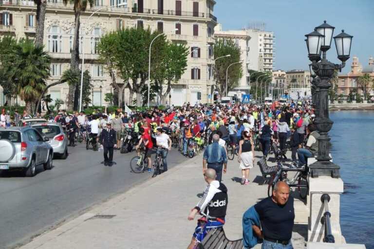 Galleria foto 'Weekend di sport in città: torna la ciclopasseggiata Bari Pedala sul lungomare' - foto 1