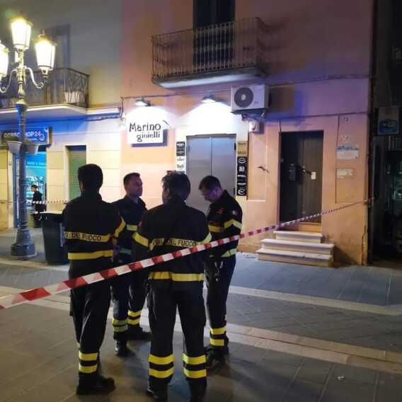 Bomba in una gioielleria in pieno centro a San Giovanni Rotondo: ferita una persona Bomba in una gioielleria in pieno centro a San Giovanni Rotondo: ferita una persona