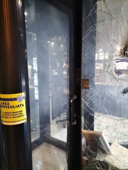 Bomba in una gioielleria in pieno centro a San Giovanni Rotondo: ferita una persona Bomba in una gioielleria in pieno centro a San Giovanni Rotondo: ferita una persona