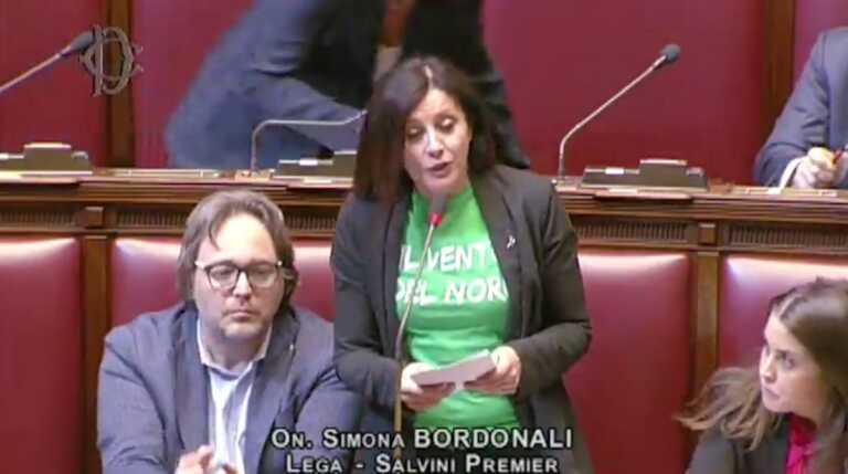 Autonomia differenziata: bagarre alla Camera. La deputata leghista mostra la maglietta con la scritta “Il vento del Nord”