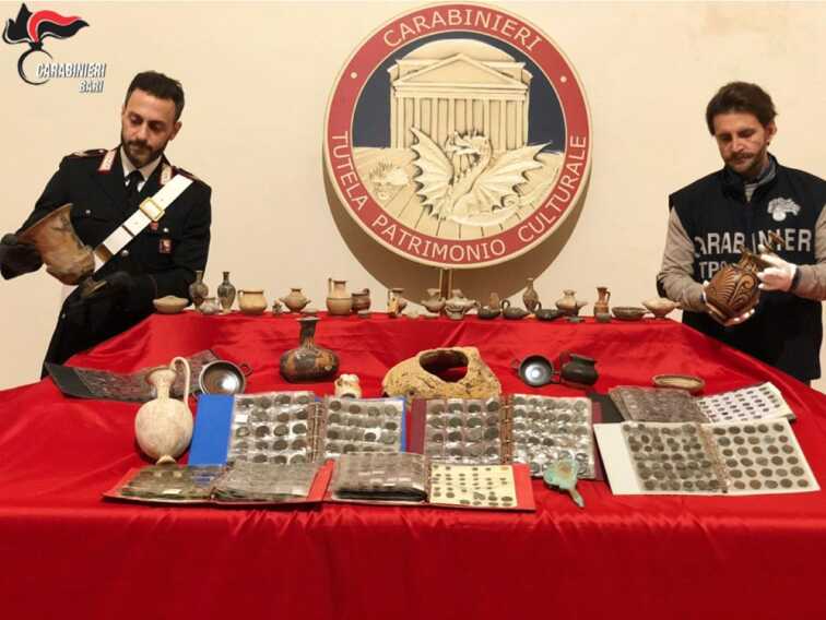Bari, in casa oltre 2mila monete antiche e reperti archeologici: denunciati due anziani