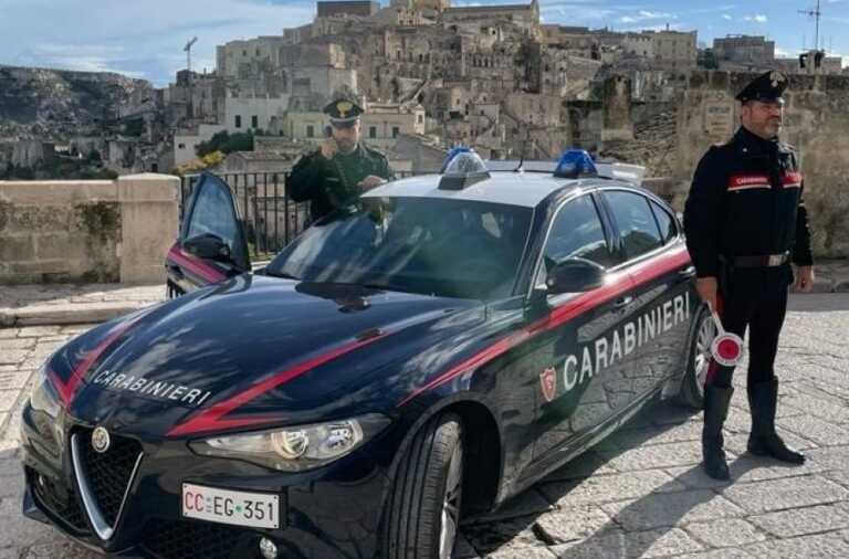 Matera, giovani armati di coltello rubano la borsa a una donna: due denunce