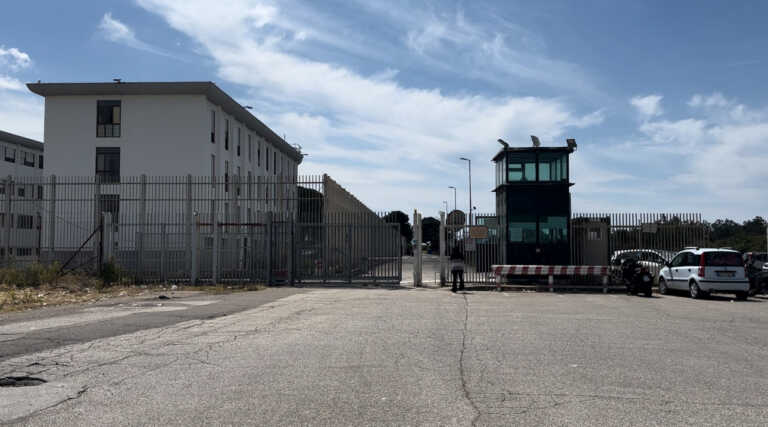 Sorpreso fuori dal carcere con sim e droga: arrestato un poliziotto penitenziario a Taranto