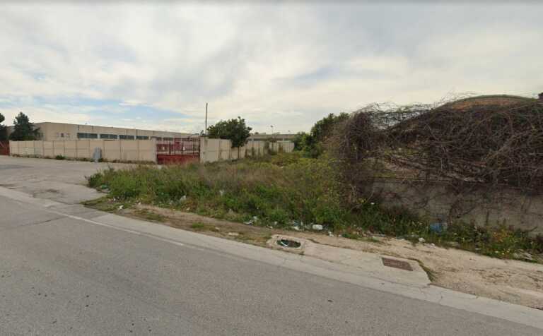 Galleria foto 'Bari, la ciclabile non salva la zona industriale. È ancora slalom tra buche e degrado' - foto 1