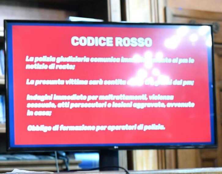 Si spoglia, molesta e minaccia due donne a Manduria: arrestato un uomo di 63 anni
