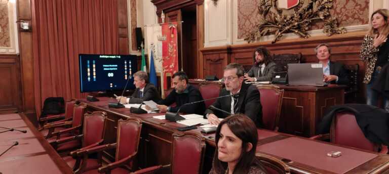 Bari, l’ultimo Consiglio comunale da sindaco di Decaro: «Rammarico per le vicende giudiziarie»
