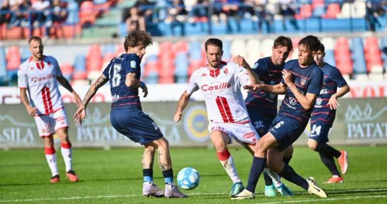 Bari, dopo il pesante ko di Cosenza squadra in ritiro e allenamenti a porte chiuse al San Nicola