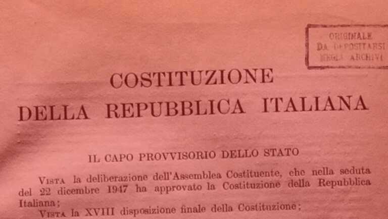 Verso il 25 aprile: la Costituzione nelle scuole pugliesi per «celebrare il fiore del partigiano»